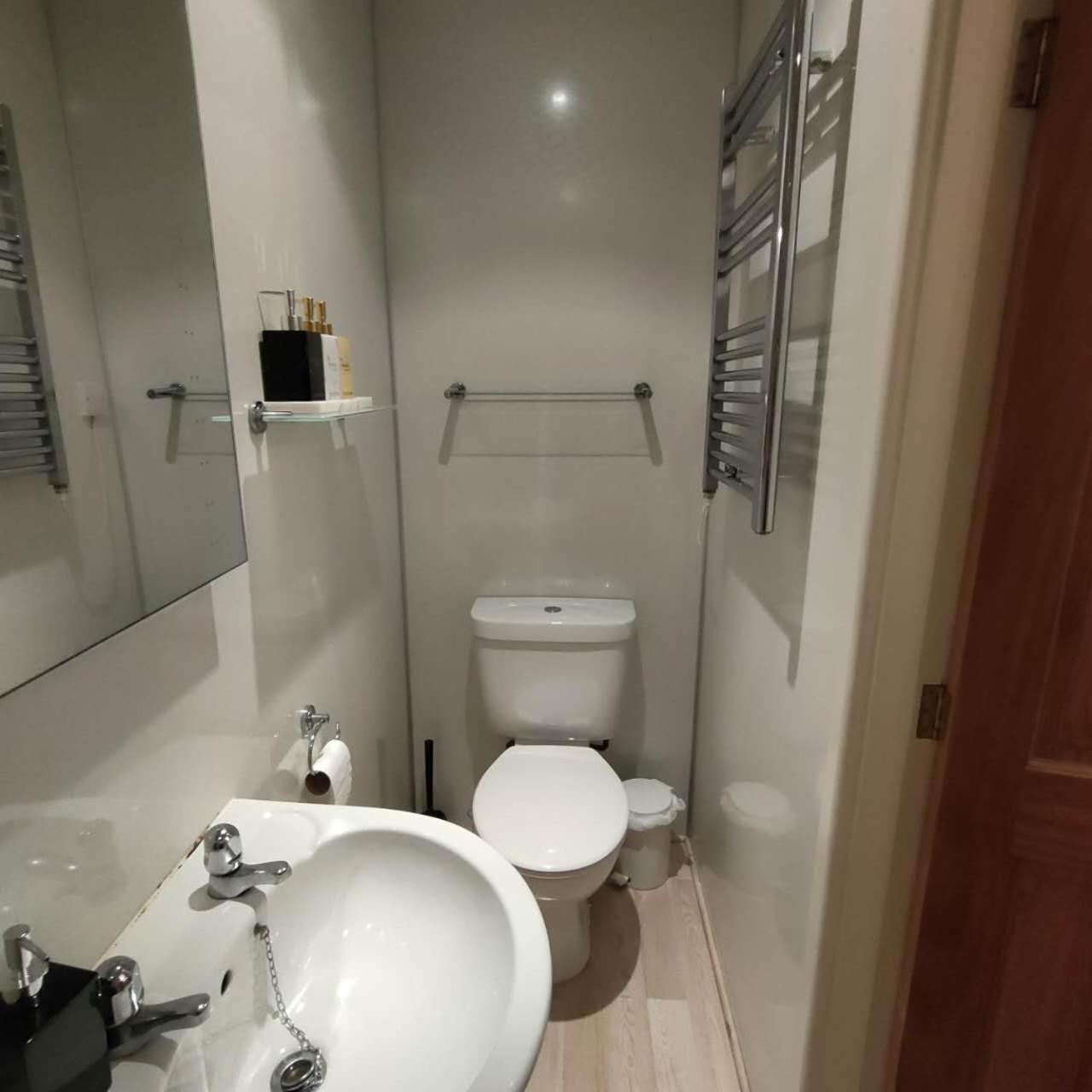 The Ambleside Apartments - Self Catering With Private Kitchen - Best For Location Zewnętrze zdjęcie